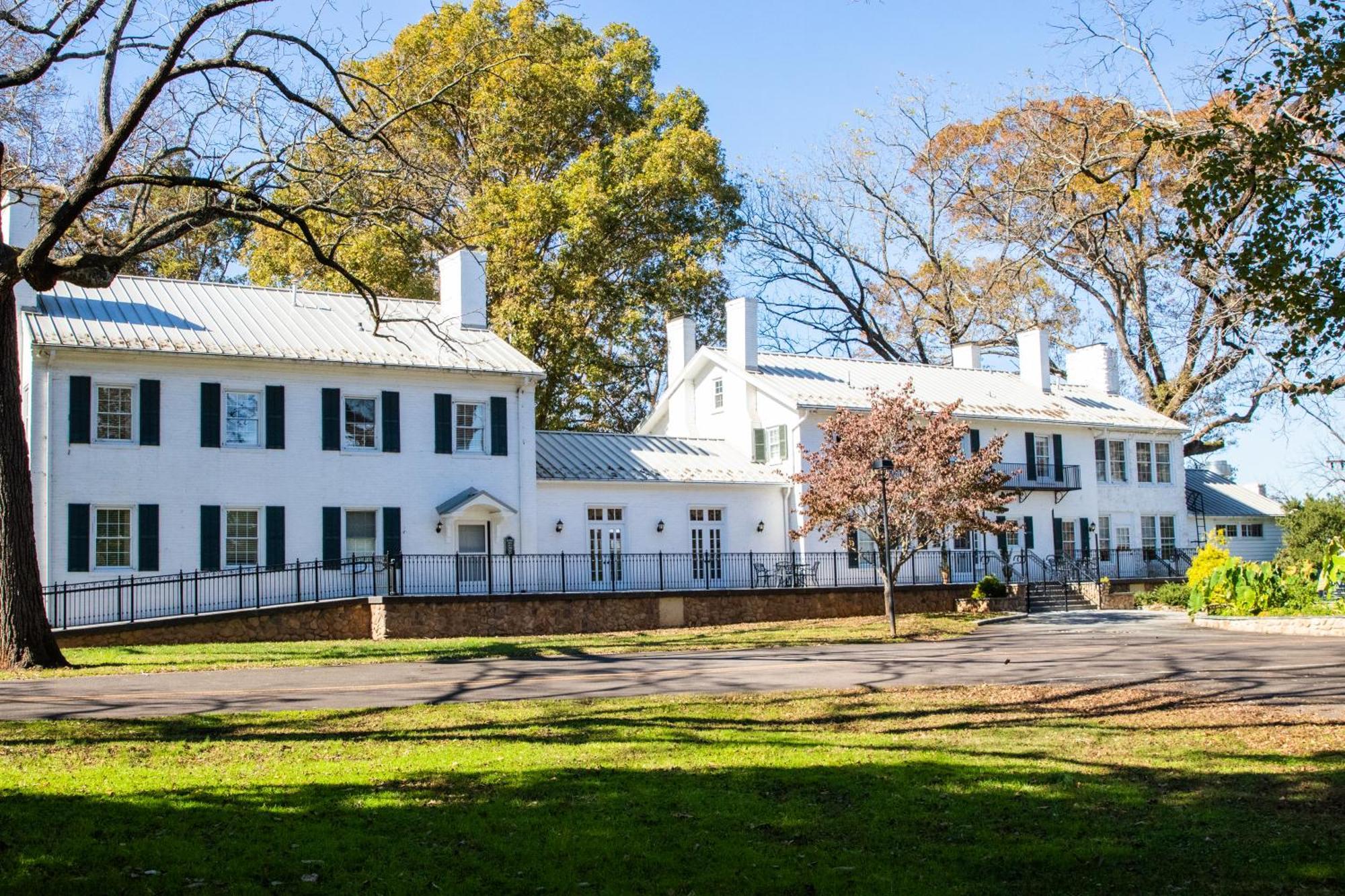 Апартаменты Excelsior At The Manor House Clemmons Экстерьер фото